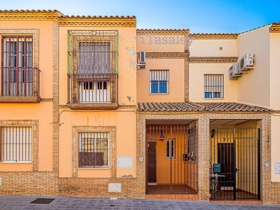 Venta Casa unifamiliar en Calle Úbeda 120 Mairena del Alcor. Con balcón