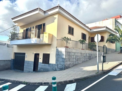 Venta Casa unifamiliar en Perez galdos 20 Guía de Isora. Buen estado plaza de aparcamiento con balcón 220 m²