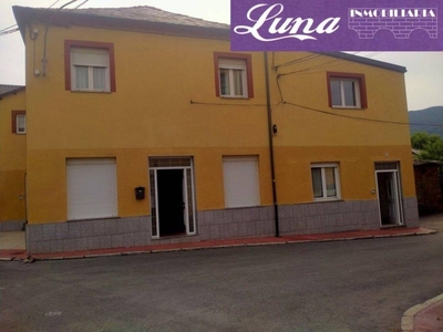 Venta Casa unifamiliar en Real Fabero. Buen estado plaza de aparcamiento calefacción individual 506 m²