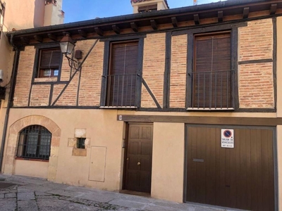 Venta Casa unifamiliar Segovia. Buen estado plaza de aparcamiento con balcón calefacción individual 380 m²