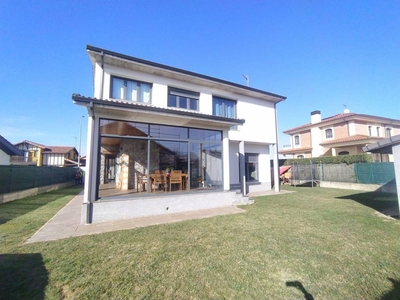 Venta Chalet en Calle Los Avellanos Villaquilambre. Muy buen estado plaza de aparcamiento calefacción central 210 m²