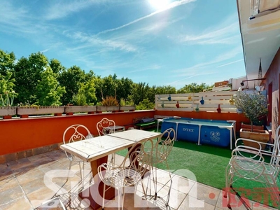 Venta Dúplex Madrid. Buen estado con terraza 120 m²