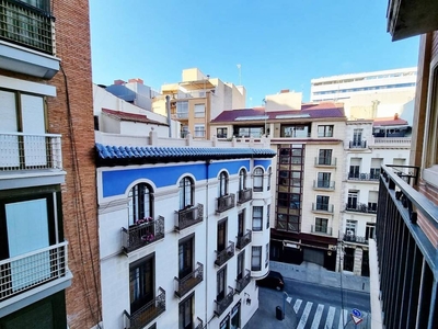 Venta Piso Alicante - Alacant. Piso de tres habitaciones en Calle Pintor Sorolla. Buen estado cuarta planta con balcón