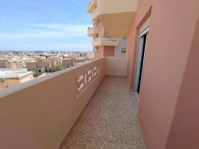 Venta Piso Almería. Con balcón