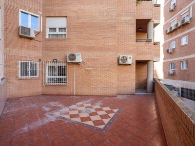 Venta Piso Almería. Piso de cuatro habitaciones en Pablo Iglesias 22. Primera planta con terraza