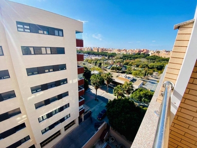 Venta Piso Almería. Piso de tres habitaciones en Argentinita 84. Sexta planta con terraza