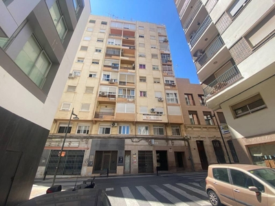 Venta Piso Almería. Piso de tres habitaciones en San Leonardo 23. Sexta planta con terraza