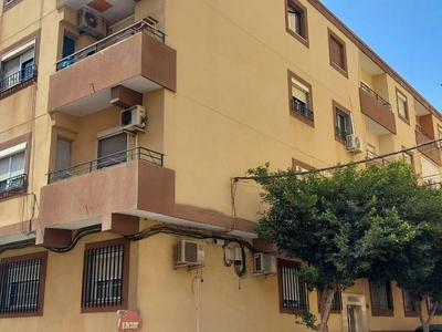 Venta Piso Almería. Piso de tres habitaciones Planta baja con terraza