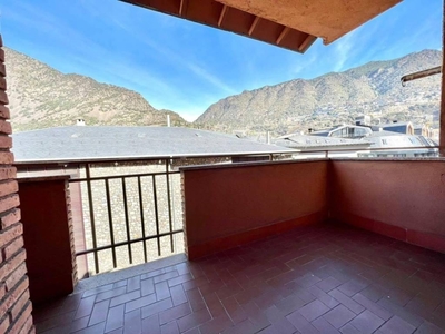 Venta Piso Andorra la Vella. Piso de tres habitaciones en Calle Maria Pla. A reformar quinta planta con terraza