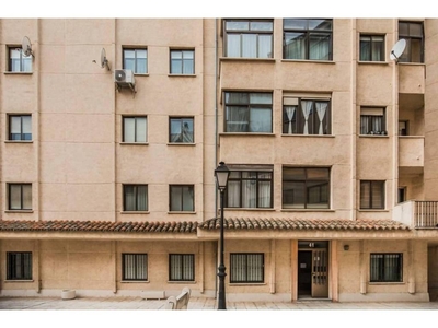 Venta Piso Ávila. Piso de tres habitaciones en Calle Gabriel y Galan. Buen estado cuarta planta con terraza