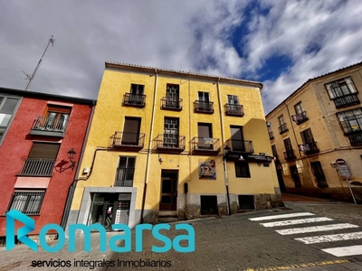 Venta Piso Ávila. Piso de tres habitaciones en Calle Ramón y Cajal. Buen estado segunda planta