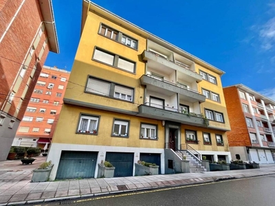 Venta Piso Avilés. Piso de tres habitaciones en Calle José Cueto. Buen estado segunda planta con terraza