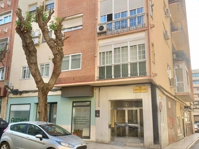 Venta Piso Badajoz. Piso de cuatro habitaciones en Avenida Antonio Montero Moreno 6. Buen estado primera planta con terraza