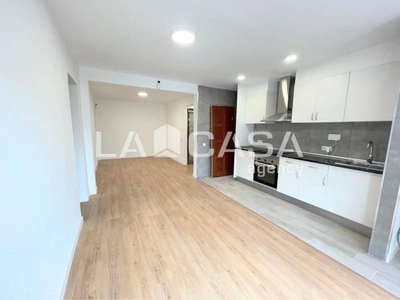 Venta Piso Badalona. Piso de tres habitaciones en Avenida Mont Roig 50. Buen estado primera planta