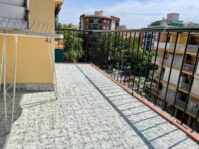 Venta Piso Barcelona. Piso de tres habitaciones Entreplanta con balcón