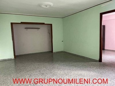 Venta Piso Burjassot. Piso de cuatro habitaciones en Carretera DE LLIRIA. A reformar quinta planta con balcón