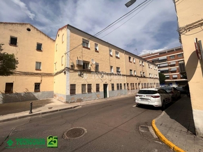 Venta Piso Ciudad Real. Piso de dos habitaciones en P.º Cristóbal Colón 6. Muy buen estado segunda planta calefacción individual