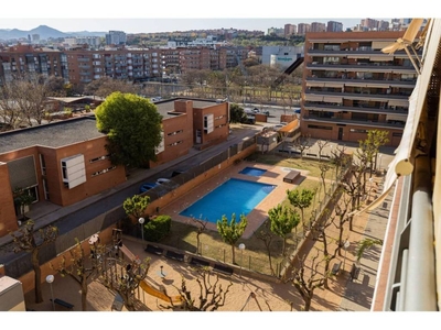 Venta Piso Cornellà de Llobregat. Piso de cuatro habitaciones en Avenida Porta Diagonal. Buen estado sexta planta con terraza
