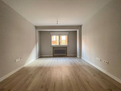 Venta Piso en Calle de Volta 21. Salamanca. Con balcón calefacción central