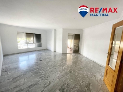 Venta Piso Estepona. Piso de cuatro habitaciones Buen estado primera planta con terraza