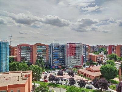 Venta Piso Fuenlabrada. Piso de tres habitaciones en Reinosa. Octava planta con terraza