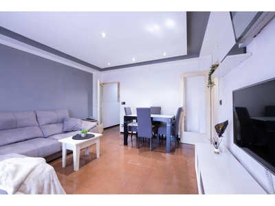 Venta Piso Girona. Piso de cuatro habitaciones en Avenida Sant Narcis. Buen estado quinta planta con balcón