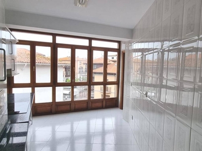 Venta Piso Llanes. Piso de cuatro habitaciones en Plaza Barqueras. Buen estado segunda planta con balcón