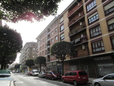 Venta Piso Llodio - Laudio. Piso de tres habitaciones en Calle Pintor José Arrúe 1. Buen estado primera planta con balcón