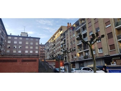 Venta Piso Llodio - Laudio. Piso de tres habitaciones en Calle Untzueta Kalea. A reformar segunda planta con balcón