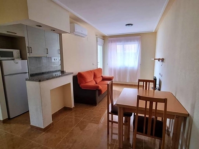 Venta Piso Torrevieja. Piso de dos habitaciones en Calle Joaquín Chapaprieta. Buen estado segunda planta con terraza