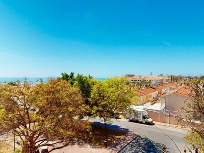 Venta Piso Torrevieja. Piso de tres habitaciones en Avenida de Pinoso 12. Segunda planta con terraza