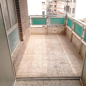 Venta Piso Torrevieja. Piso de tres habitaciones en Calle Vicente Blasco Iba�ez. A reformar tercera planta con terraza
