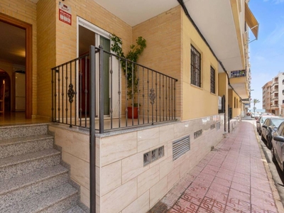 Venta Piso Torrevieja. Piso de tres habitaciones en Radio Murcia 8. Con terraza