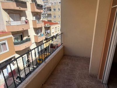 Venta Piso Torrevieja. Piso de tres habitaciones en Rambla Juan Mateo García 74. Buen estado segunda planta con terraza