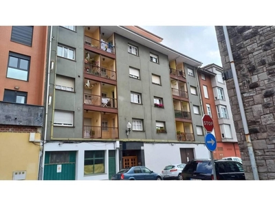 Venta Piso Villaviciosa. Piso de tres habitaciones en Calle José Ballina Fernández. A reformar primera planta con terraza