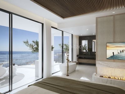 Casa pareada lujosa villa en primera línea de playa en Marbesa, este en Marbella