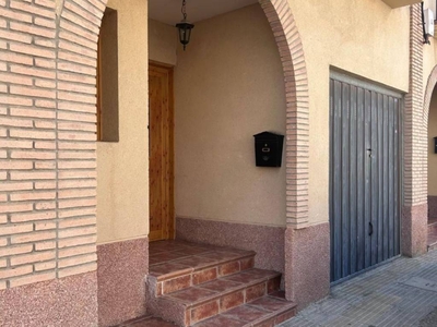 Venta Casa adosada en Calle TERUEL Nuez de Ebro. Buen estado plaza de aparcamiento con balcón calefacción central 190 m²