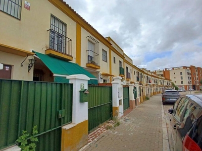 Venta Casa unifamiliar en Calle JARDINES DE LOS POETAS 5 Sevilla. Con balcón