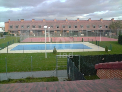 Venta de casa con piscina en Castellanos de Moriscos
