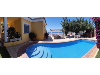 Venta de casa con piscina y terraza en Almuñécar