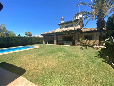 Venta de casa con piscina y terraza en Cala de Mijas, Torrenueva