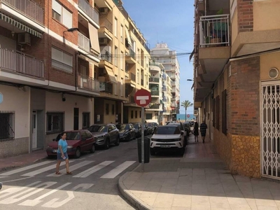 Venta Piso Torrevieja. Piso de tres habitaciones en Calle de Pedro Lorca 92. Primera planta con terraza