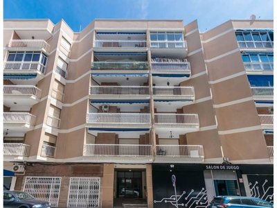 Venta Piso Torrevieja. Piso de tres habitaciones en Calle Doña Sinforosa 8. A reformar primera planta con terraza