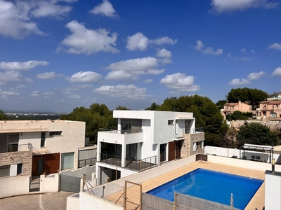 Alquiler Casa adosada Chiva. Plaza de aparcamiento con terraza 266 m²