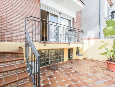 Alquiler Casa adosada en Carrer Salvador Seguí L'Hospitalet de Llobregat. Plaza de aparcamiento con terraza 384 m²