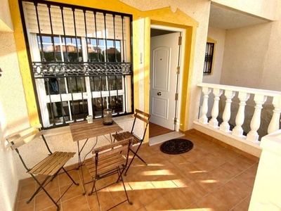 Alquiler Casa unifamiliar en Calle Bernat de Cruilles Guardamar del Segura. Buen estado plaza de aparcamiento con balcón calefacción central 120 m²