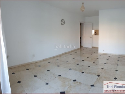 Alquiler piso de 3 dormitorios, 2 baños, salón independiente con terraza, cocina equipada y exterior en Sevilla