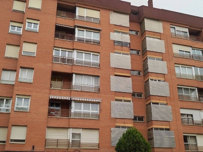 Alquiler Piso Valladolid. Piso de cuatro habitaciones en Calle Doce de Octubre 24. Buen estado segunda planta con balcón calefacción individual