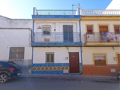 Venta Casa adosada en Calle ZORZALEÑA Dos Hermanas. Buen estado con terraza 130 m²