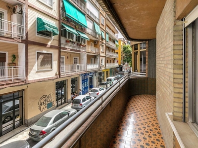 Venta Piso en Conde Cifuentes 33. Granada. Primera planta con terraza